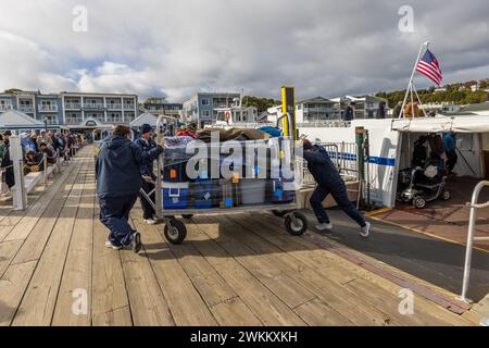 Shepler's Ferry Dock. Ankunft einer Fähre im Hafen von Mackinac Island. Die Autos bleiben auf dem Festland. Das Gepäck wird direkt zur Unterkunft der Gäste gebracht. Mackinac Island, Michigan, Usa Stockfoto