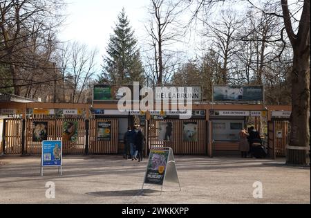 München, Bayern, Deutschland 21. Februar 2024: Ein Wintertag / Frühlingstag in der Landeshauptstadt München. Hier der Blick auf den Haupteingang vom Tierpark Hellabrunn, Zoo, Kasse *** München, Bayern, Deutschland 21. Februar, 2024 Ein Wintertag Frühlingstag in der Landeshauptstadt München hier der Blick auf den Haupteingang des Hellabrunner Zoos, Zoo, Ticketschalter Stockfoto