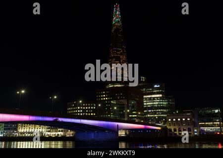 The Shard mit speziellen Shard Lights 2022 Beleuchtungen & London Bridge, London, England. Stockfoto