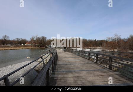 München, Bayern, Deutschland 21. Februar 2024: Ein Wintertag / Frühlingstag in der Landeshauptstadt München. Hier der Blick auf den Flauchersteg am Flaucher, Sendling auf die Isar, Erholungsgebiet, Treffpunkt, schwimmen, spazieren, Radeln *** München, Bayern, Deutschland 21. Februar 2024 Ein Wintertag Frühlingstag in der Landeshauptstadt München hier der Blick auf den Flauchersteg am Flaucher, Sendling an der Isar, Naherholungsgebiet, Treffpunkt, Schwimmen, Wandern, Radfahren Stockfoto