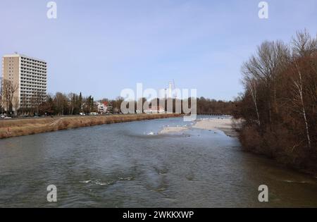 München, Bayern, Deutschland 21. Februar 2024: Ein Wintertag / Frühlingstag in der Landeshauptstadt München. Hier der Blick von der Thalkirchner Brücke in Richtung Flaucher und Heizkraftwerk Süd und die Isar *** München, Bayern, Deutschland 21. Februar, 2024 Ein Wintertag Frühlingstag in der Landeshauptstadt München hier der Blick von der Thalkirchner Brücke in Richtung Flaucher und Heizkraftwerk Süd und Isar Stockfoto