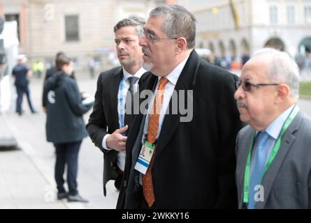 Der Präsident der Republik Guatemala, Bernardo Arevalo mit orangefarbener Krawatte in Begleitung bei der Münchner Sicherheitskonferenz MSC. Der Präsident der Republik Guatemala, Bernardo Arevalo mit orangefarbener Krawatte in Begleitung bei der Münchner Sicherheitskonferenz MSC. München Bayern Deutschland *** der Präsident der Republik Guatemala, Bernardo Arevalo mit orangefarbener Krawatte in Gesellschaft auf der Münchner Sicherheitskonferenz MSC der Präsident der Republik Guatemala, Bernardo Arevalo mit orangefarbener Krawatte in Gesellschaft auf der Münchner Sicherheitskonferenz MSC München Bayern Deutschland Stockfoto