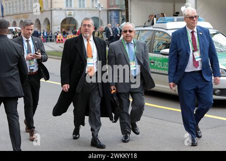 Der Präsident der Republik Guatemala, Bernardo Arevalo mit orangefarbener Krawatte in Begleitung bei der Münchner Sicherheitskonferenz MSC. Der Präsident der Republik Guatemala, Bernardo Arevalo mit orangefarbener Krawatte in Begleitung bei der Münchner Sicherheitskonferenz MSC. München Bayern Deutschland *** der Präsident der Republik Guatemala, Bernardo Arevalo mit orangefarbener Krawatte in Gesellschaft auf der Münchner Sicherheitskonferenz MSC der Präsident der Republik Guatemala, Bernardo Arevalo mit orangefarbener Krawatte in Gesellschaft auf der Münchner Sicherheitskonferenz MSC München Bayern Deutschland Stockfoto