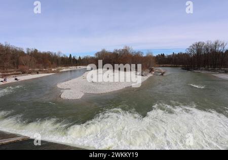 München, Bayern, Deutschland 21. Februar 2024: Ein Wintertag / Frühlingstag in der Landeshauptstadt München. Hier der Blick vom Flauchersteg am Flaucher, Sendling auf die Isar, Erholungsgebiet, Treffpunkt, schwimmen, spazieren, Radeln *** München, Bayern, Deutschland 21. Februar 2024 Ein Wintertag Frühlingstag in der Landeshauptstadt München hier der Blick vom Flauchersteg am Flaucher, Sendling an der Isar, Naherholungsgebiet, Treffpunkt, Schwimmen, Wandern, Radfahren Stockfoto