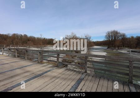 München, Bayern, Deutschland 21. Februar 2024: Ein Wintertag / Frühlingstag in der Landeshauptstadt München. Hier der Blick vom Flauchersteg am Flaucher, Sendling auf die Isar, Erholungsgebiet, Treffpunkt, schwimmen, spazieren, Radeln *** München, Bayern, Deutschland 21. Februar 2024 Ein Wintertag Frühlingstag in der Landeshauptstadt München hier der Blick vom Flauchersteg am Flaucher, Sendling an der Isar, Naherholungsgebiet, Treffpunkt, Schwimmen, Wandern, Radfahren Stockfoto