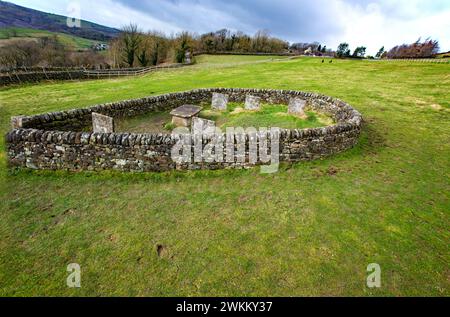 Die Riley-Gräber und Grabstätten, umgeben von einer Steinmauer, die Gräber der ganzen Hancock-Familie. Die alle an der Pest im Eyam Peak District Derbyshire gestorben sind Stockfoto