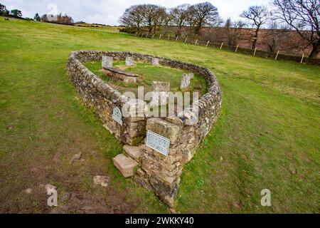 Die Riley-Gräber und Grabstätten, umgeben von einer Steinmauer, die Gräber der ganzen Hancock-Familie. Die alle an der Pest im Eyam Peak District Derbyshire gestorben sind Stockfoto