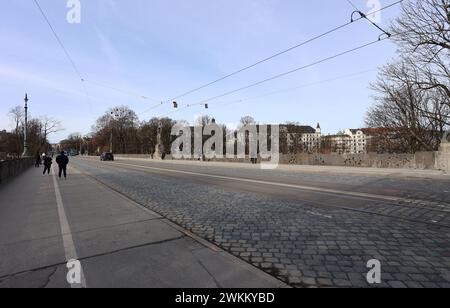 München, Bayern, Deutschland 21. Februar 2024: Ein Wintertag / Frühlingstag in der Landeshauptstadt München. Hier der Blick auf die Maximiliansbrücke, welche über die Isar führt *** München, Bayern, Deutschland 21. Februar 2024 Ein Wintertag im Frühling in der Landeshauptstadt München hier der Blick auf die Maximiliansbrücke, die über die Isar führt Stockfoto