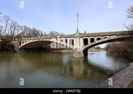 München, Bayern, Deutschland 21. Februar 2024: Ein Wintertag / Frühlingstag in der Landeshauptstadt München. Hier der Blick auf die Maximiliansbrücke, welche über die Isar führt *** München, Bayern, Deutschland 21. Februar 2024 Ein Wintertag im Frühling in der Landeshauptstadt München hier der Blick auf die Maximiliansbrücke, die über die Isar führt Stockfoto