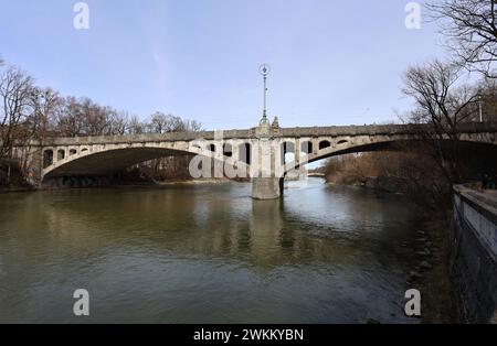 München, Bayern, Deutschland 21. Februar 2024: Ein Wintertag / Frühlingstag in der Landeshauptstadt München. Hier der Blick auf die Maximiliansbrücke, welche über die Isar führt *** München, Bayern, Deutschland 21. Februar 2024 Ein Wintertag im Frühling in der Landeshauptstadt München hier der Blick auf die Maximiliansbrücke, die über die Isar führt Stockfoto