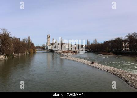 München, Bayern, Deutschland 21. Februar 2024: Ein Wintertag / Frühlingstag in der Landeshauptstadt München. Hier der Blick auf das Deutsche Museum von Meisterwerken der Naturwissenschaft und Technik, Touristenmagnet, Attraktion mit der Isar *** München, Bayern, Deutschland 21. Februar 2024 Ein Wintertag Frühlingstag in der Landeshauptstadt München hier der Blick auf das Deutsche Museum der Meisterwerke der Wissenschaft und Technik, Touristenmagnet, Attraktion mit der Isar Stockfoto