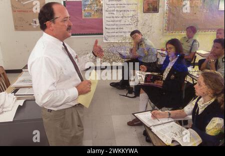 Männlicher Lehrer unterrichtet Bibelunterricht für High School Schüler an der San Marcos Baptist Academy, einer privaten Pfarrschule in San Marcos, Texas. Stockfoto