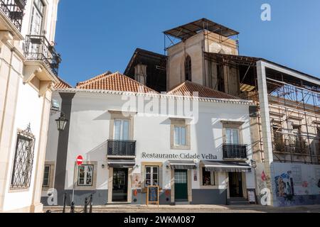 Portugiesisches Restaurant Cidade Velha Auf Der Rua Domingos Guieiro Neben Dem Rathaus Von Faro In Der Altstadt Von Faro, 6. Februar 2024 Stockfoto