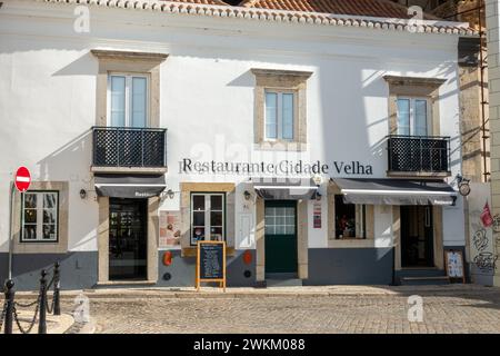 Portugiesisches Restaurant Cidade Velha Auf Der Rua Domingos Guieiro Neben Dem Rathaus Von Faro In Der Altstadt Von Faro, 6. Februar 2024 Stockfoto