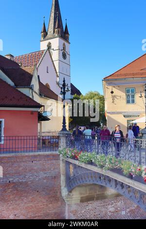 Sibiu, Rumänien - 14. Oktober 2023: Die Lügenbrücke und die lutherische Kathedrale Stockfoto