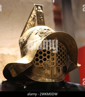 Rekonstruktion der Waffen des Mirmillo-Gladiators. 1. Jahrhundert n. Chr. Helm. Pompeji, der letzte Gladiator. Exposition. Spanien. Stockfoto