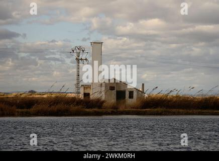 Ein charmantes Reetdachhaus steht am Ufer im Albufera Naturpark in der Nähe von Valencia und bietet einen ruhigen ländlichen Rückzugsort. Stockfoto