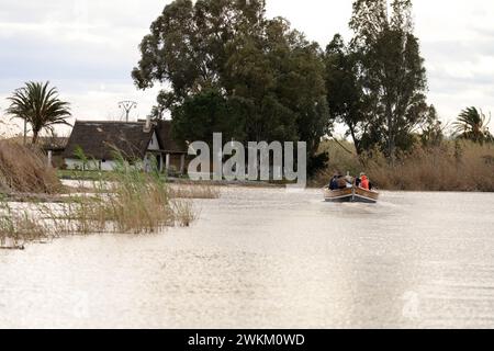 Ein charmantes Reetdachhaus steht am Ufer im Albufera Naturpark in der Nähe von Valencia und bietet einen ruhigen ländlichen Rückzugsort. Stockfoto