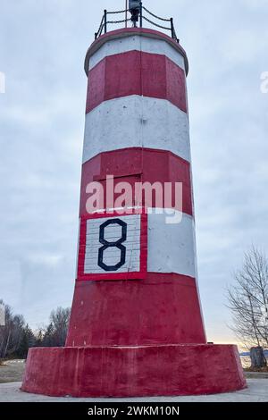 Kleiner Leuchtturm in rot-weißen Streifen mit der Nummer 8. Gebäude in Nowosibirsk, russische Stadt, Sibirien, ob Meer, Fluss. Touristenziel Stockfoto