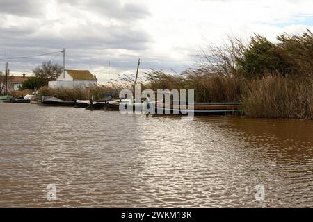 Ein charmantes Reetdachhaus steht am Ufer im Albufera Naturpark in der Nähe von Valencia und bietet einen ruhigen ländlichen Rückzugsort. Stockfoto