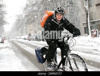 Fahrradkurier im Winter, München, Bayern, Deutschland Stockfoto
