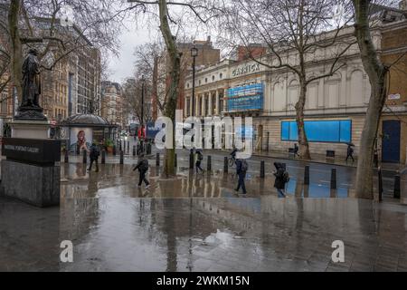 London, Großbritannien. Februar 2024. An einem nassen und düsteren Morgen laufen die Menschen zur Arbeit in der Charing Cross Road, London, Großbritannien. Quelle: Malcolm Park/Alamy Live News Stockfoto