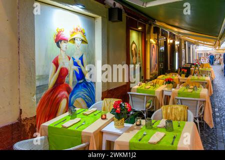 Ein Straßencafé auf der Rua de Santa Maria, der berühmten engen Gasse mit bemalten Türen in der Altstadt von Funchal Madeira, Portugal, auf den Kanarischen Inseln. Stockfoto