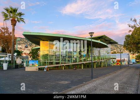 Die untere Gondelstation der Seilbahn bringt Sie in die auf einem Hügel gelegene Stadt Monte bei Sonnenuntergang in Funchal Portugal auf der Kanarischen Insel Madeira. Stockfoto