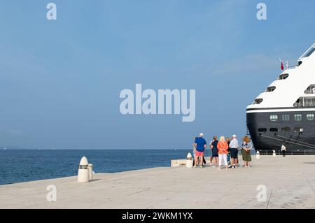 Zadar, Kroatien - 13. Oktober 2023: Kreuzfahrtschiff Azamara Pursuit von der touristischen Attraktion verankert Grüße an die Sonne in Zadar Stockfoto