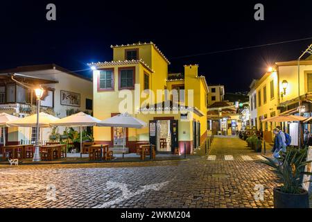 Eine beleuchtete Rua de Santa Maria in der historischen Altstadt von Funchal, Portugal, auf der Kanarischen Insel Madeira. Stockfoto