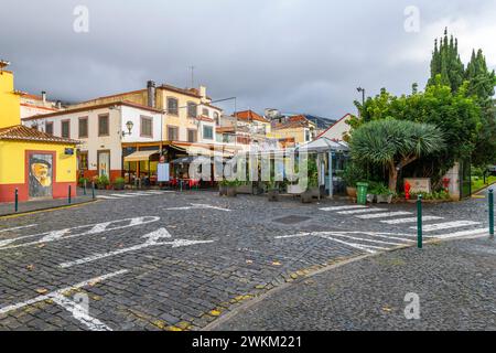 Die berühmte Rua de Santa Maria enge Straße mit Cafés, farbenfrohen Türen und Geschäften in der historischen mittelalterlichen Altstadt von Funchal, Madeira Portugal. Stockfoto