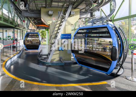 Fahrende SeilbahnGondeln auf einer Schiene kommen in der Teleferico Seilbahnstation an der Funchal zur Monte Seilbahn in Funchal, Madeira, Portugal Stockfoto