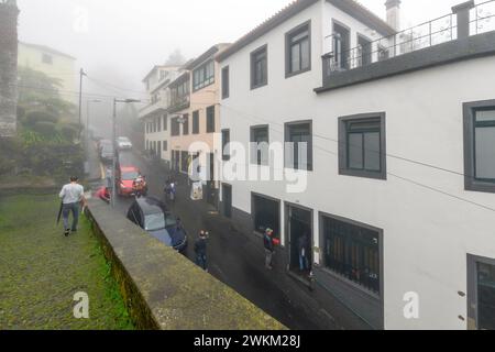 Ein nebeliger, bedeckter Tag auf dem Gipfel des Caminho do Monte, wo die Rodelfahrer von Carreiros ihre Korbkörbe nach Funchal, Madeira, beginnen. Stockfoto