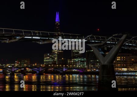 The Shard mit speziellen Shard Lights 2022 Beleuchtung und Millennium Bridge at Night, London, England. Stockfoto