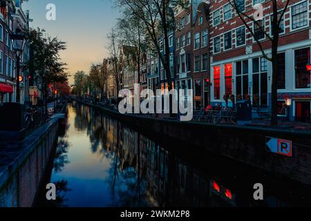 Amsterdam, Nedherlands - November 6,2017: Skyline der Stadt im historischen Zentrum mit Ziegelhäusern und Booten. Rotlichtviertel bei Sonnenaufgang. Stockfoto