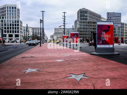 Blühender Boulevard of Stars im Zentrum Berlins, deutsche Version des Hollywood Walk of Fame mit Schildern der Berlinale Berlin Film Festival Stockfoto