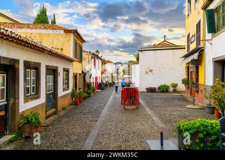 Die berühmte Rua de Santa Maria enge Straße mit Cafés, farbenfrohen Türen und Geschäften in der historischen mittelalterlichen Altstadt von Funchal, Madeira Portugal. Stockfoto