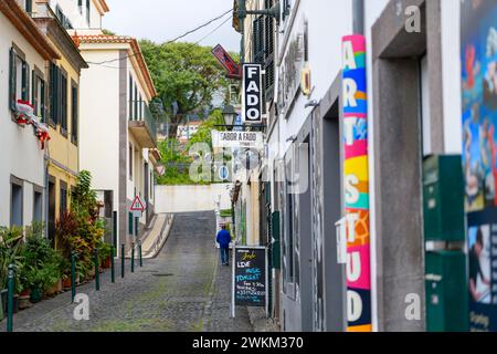 Ein Restaurant mit Live-Fado-Aufführungen und traditioneller Musik in der Altstadt Portugals in Funchal, Portugal, auf der Insel Madeira. Stockfoto