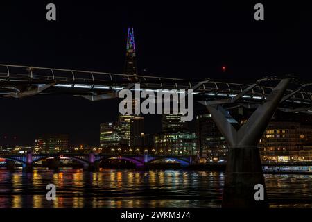 The Shard mit speziellen Shard Lights 2022 Beleuchtung und Millennium Bridge at Night, London, England. Stockfoto