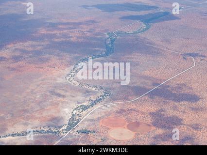 Luftlandcape mit Bauernhof und kreisförmigen Feldern in der Nähe des Olifants River, aufgenommen von einem Segelflugzeug im hellen Licht des späten Frühlings westlich von Leonardville, Namibia Stockfoto