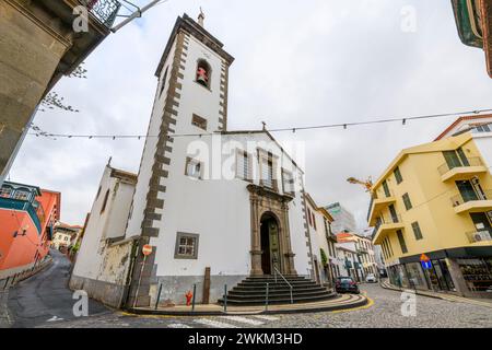 Die weiß getünchte Fassade und der Glockenturm der katholischen Kirche St. Peter aus dem 18. Jahrhundert oder Igreja de São Pedro in der Altstadt von Funchal auf Madeira. Stockfoto