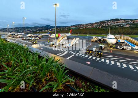 Abendlicher Blick auf die Hauptbahn am Flughafen Madeira Cristiano Ronaldo oder Flughafen Funchal auf der Insel Madeira, Portugal, auf den Kanarischen Inseln. Stockfoto