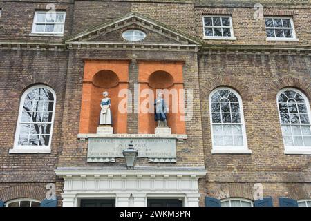 Coade Stone Stollen vor der ehemaligen Bluecoat Charity School im St Johns Old School House, Scandrett Street, Wapping, London, E1, England, Großbritannien Stockfoto