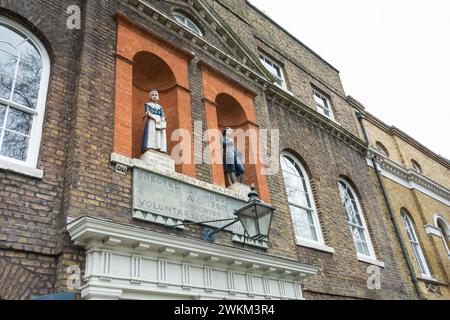 Coade Stone Stollen vor der ehemaligen Bluecoat Charity School im St Johns Old School House, Scandrett Street, Wapping, London, E1, England, Großbritannien Stockfoto