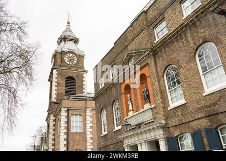 Coade Stone Stollen vor der ehemaligen Bluecoat Charity School im St Johns Old School House, Scandrett Street, Wapping, London, E1, England, Großbritannien Stockfoto