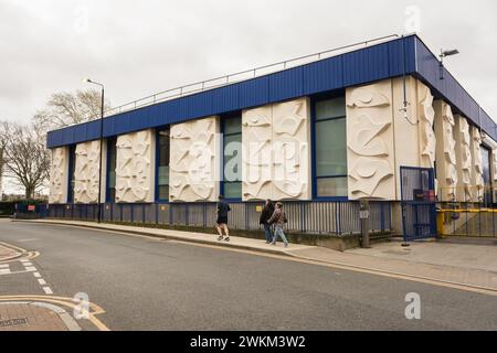 Ein Blick von der Straße auf die Schiffswerft der Marine Poliing Unit (River Thames Police), Wapping High Street, Wapping, London, England, E1, GROSSBRITANNIEN Stockfoto