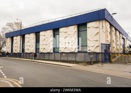 Ein Blick von der Straße auf die Schiffswerft der Marine Poliing Unit (River Thames Police), Wapping High Street, Wapping, London, England, E1, GROSSBRITANNIEN Stockfoto