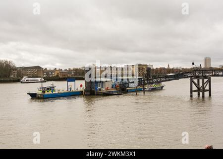 Die Patrouillenboote der Thames-Polizei liegen im Ponton und Pier der Wapping-Polizei, der Themse, der Wapping Wall, London, England, GROSSBRITANNIEN Stockfoto