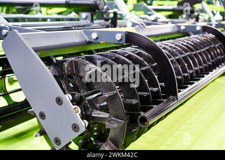 Walze am landwirtschaftlichen Grubber. Multifunktions-Bodenbearbeitungskombinationen Stockfoto