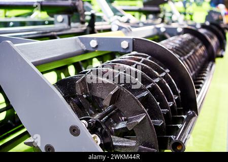 Walze am landwirtschaftlichen Grubber. Multifunktions-Bodenbearbeitungskombinationen Stockfoto